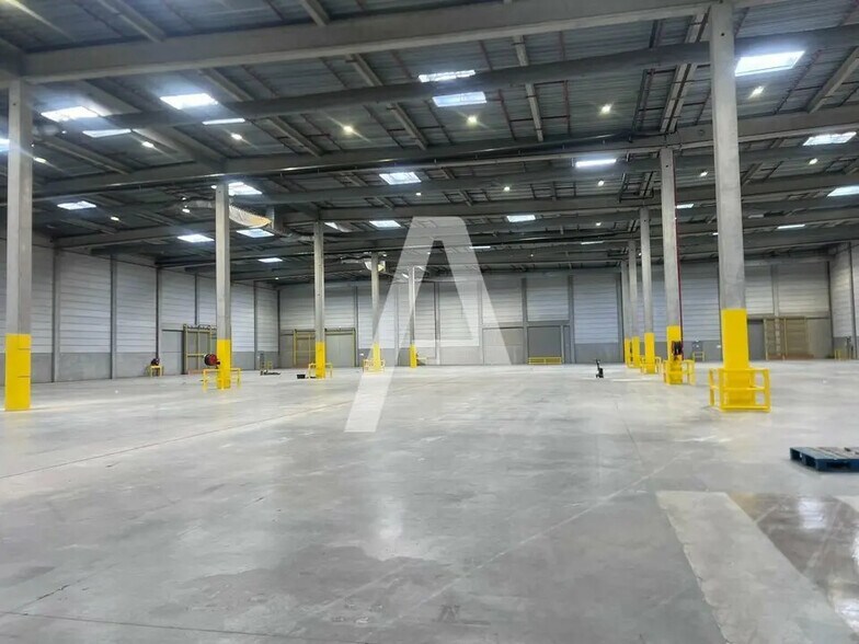 Local d’activités dans Moissy-Cramayel à louer - Photo de l’immeuble – Image 1 sur 5