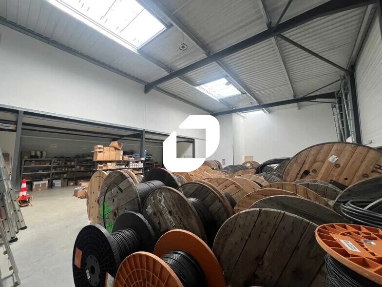 Industriel/Logistique dans Vaulx-Milieu à vendre - Photo de l’immeuble – Image 2 sur 24