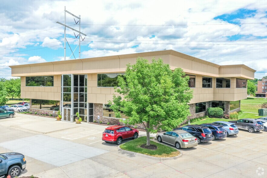 1005 S 107th Ave, Omaha, NE à louer - Photo principale – Image 1 sur 11