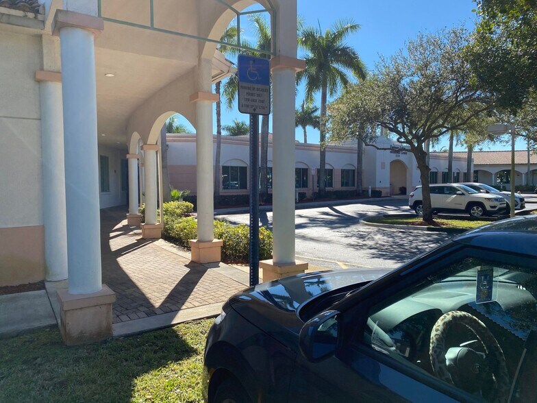 2525 Embassy Dr S, Cooper City, FL à louer - Photo de l’immeuble – Image 3 sur 14