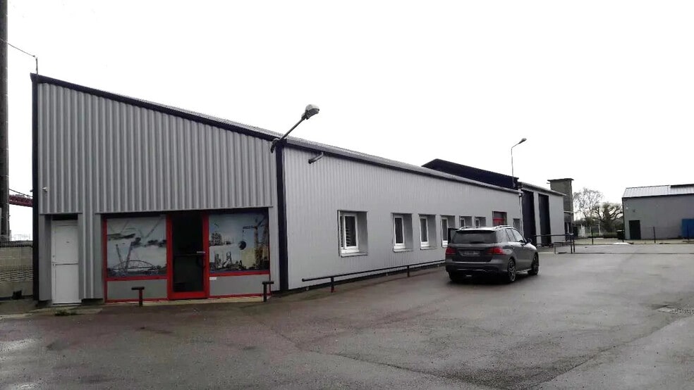 Local d’activités dans Tancarville à louer - Photo de l’immeuble – Image 2 sur 5