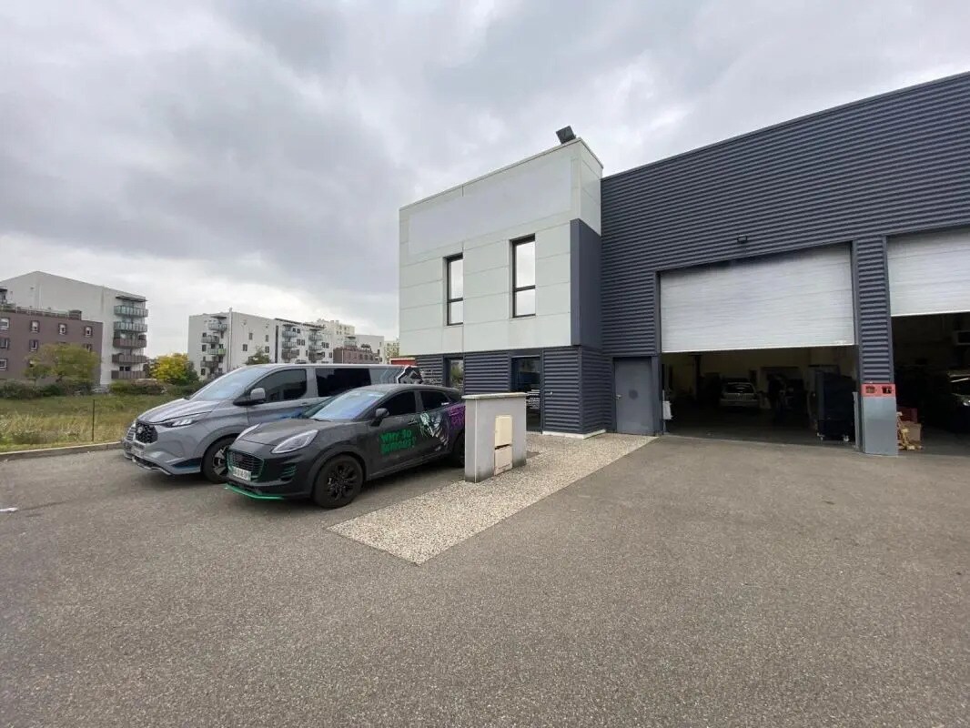 Local d’activités dans Saint-Fons à louer Photo de l’immeuble– Image 1 sur 7