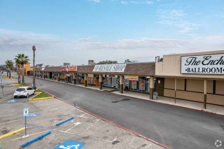 2120-2314 N Alexander Dr, Baytown, TX à louer - Photo de l’immeuble – Image 3 sur 9