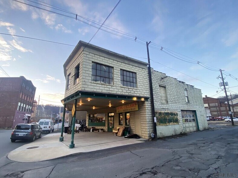 329 Matthews St, Johnstown, PA à vendre - Photo de l’immeuble – Image 3 sur 17