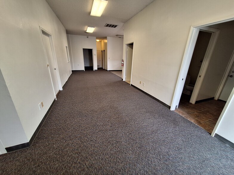 2813 Hanger Way, Bakersfield, CA à louer - Photo de l’immeuble – Image 3 sur 7
