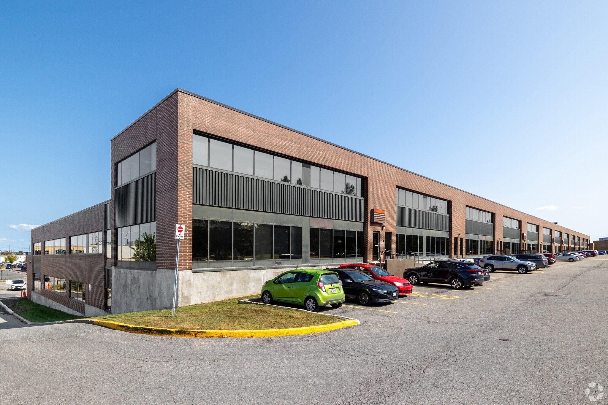 700 Industrial Ave, Ottawa, ON à louer Photo de l’immeuble– Image 1 sur 6