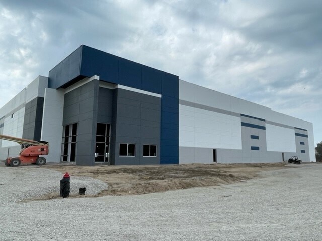 12100 W Brown Deer Rd, Milwaukee, WI à louer Photo de l’immeuble– Image 1 sur 8