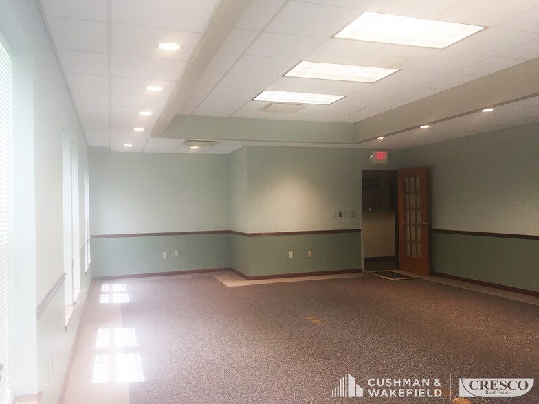 8866 Commons Blvd, Twinsburg, OH à louer - Photo de l’immeuble – Image 2 sur 4