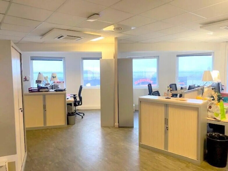Bureau dans Plaisir à louer - Photo de l’immeuble – Image 2 sur 9