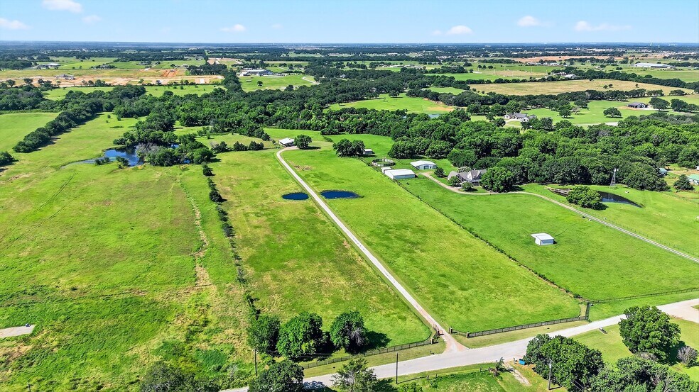 12041 Bell Rd, Pilot Point, TX à vendre - Photo de l’immeuble – Image 2 sur 15