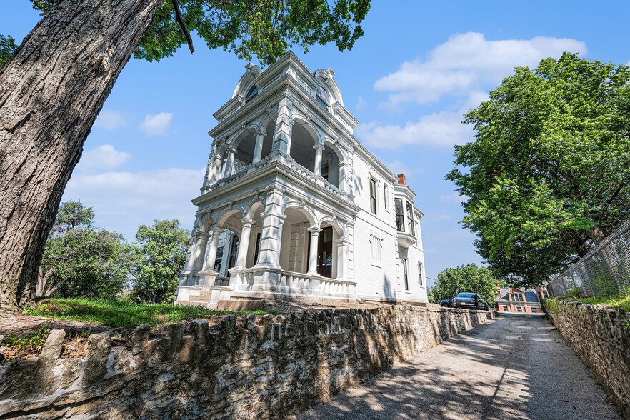 1311 Francis St, Saint Joseph, MO à vendre - Photo de l’immeuble – Image 2 sur 24