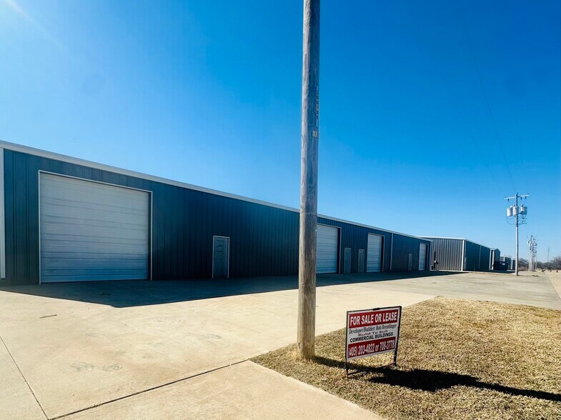220 Silver Ln, Edmond, OK à louer - Photo de l’immeuble – Image 1 sur 4