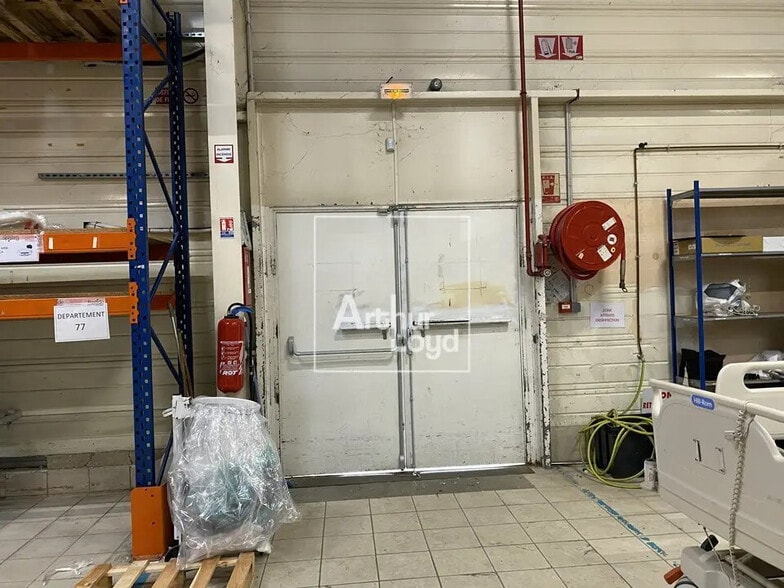 Local d'activités dans Villabé à vendre - Photo de l’immeuble – Image 1 sur 6