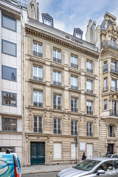 Immeuble residentiel dans Paris à vendre - Photo principale – Image 1 sur 3