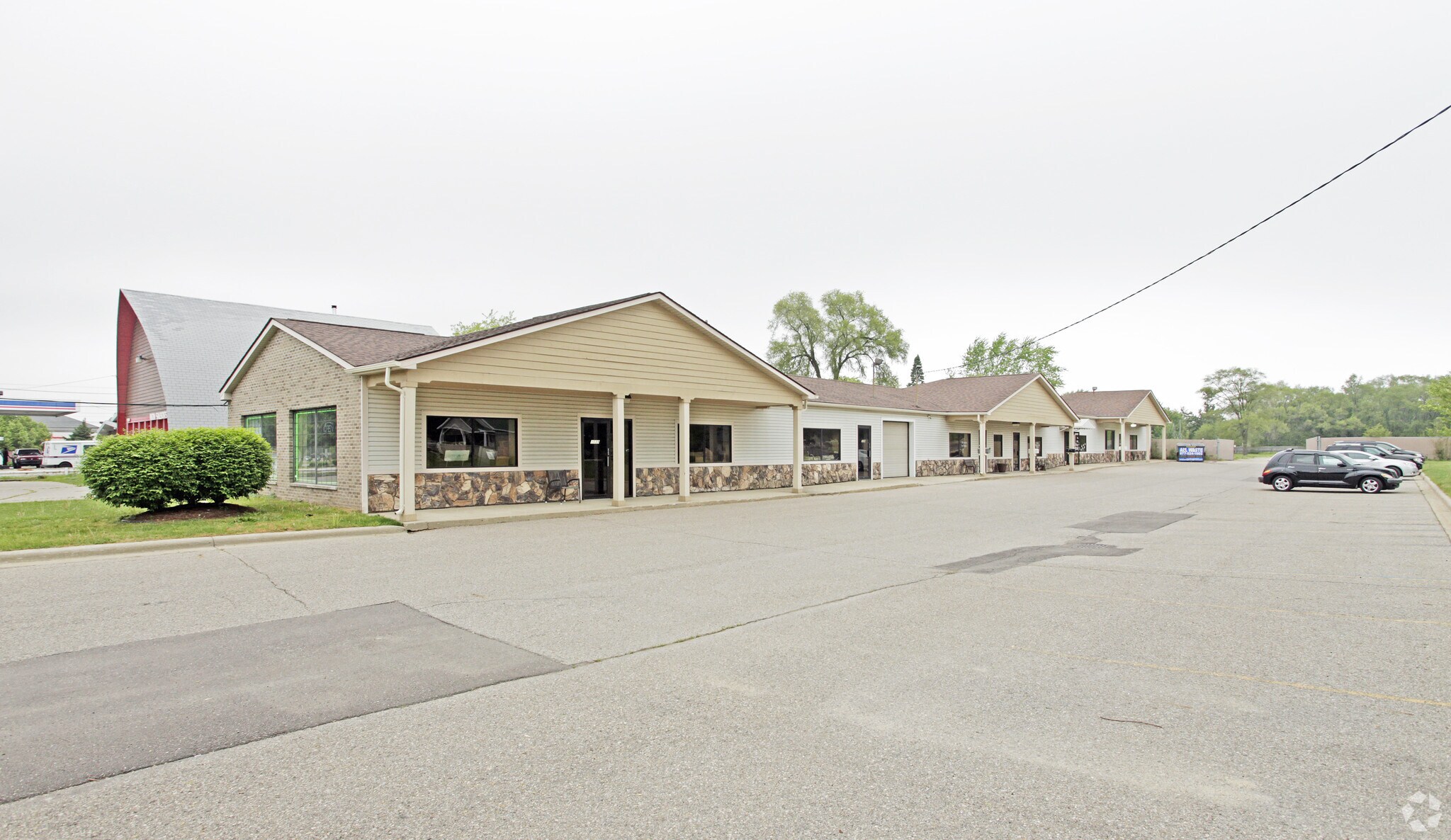1039-1057 E Auburn Rd, Rochester Hills, MI à louer Photo principale– Image 1 sur 4