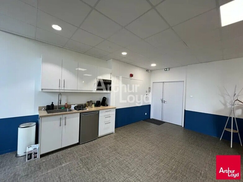 Bureau dans Saint-Jacques-de-la-Lande à louer - Photo de l’immeuble – Image 3 sur 6