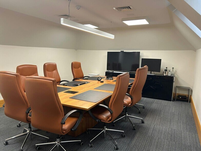 The Square, Lightwater à louer - Photo de l’immeuble – Image 1 sur 7