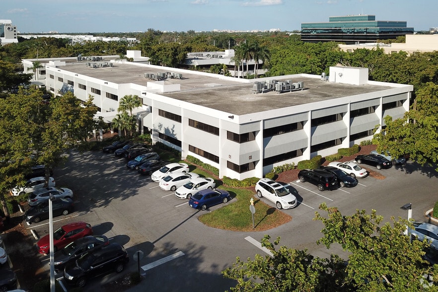 700 W Hillsboro Blvd, Deerfield Beach, FL à louer - Photo principale – Image 1 sur 14
