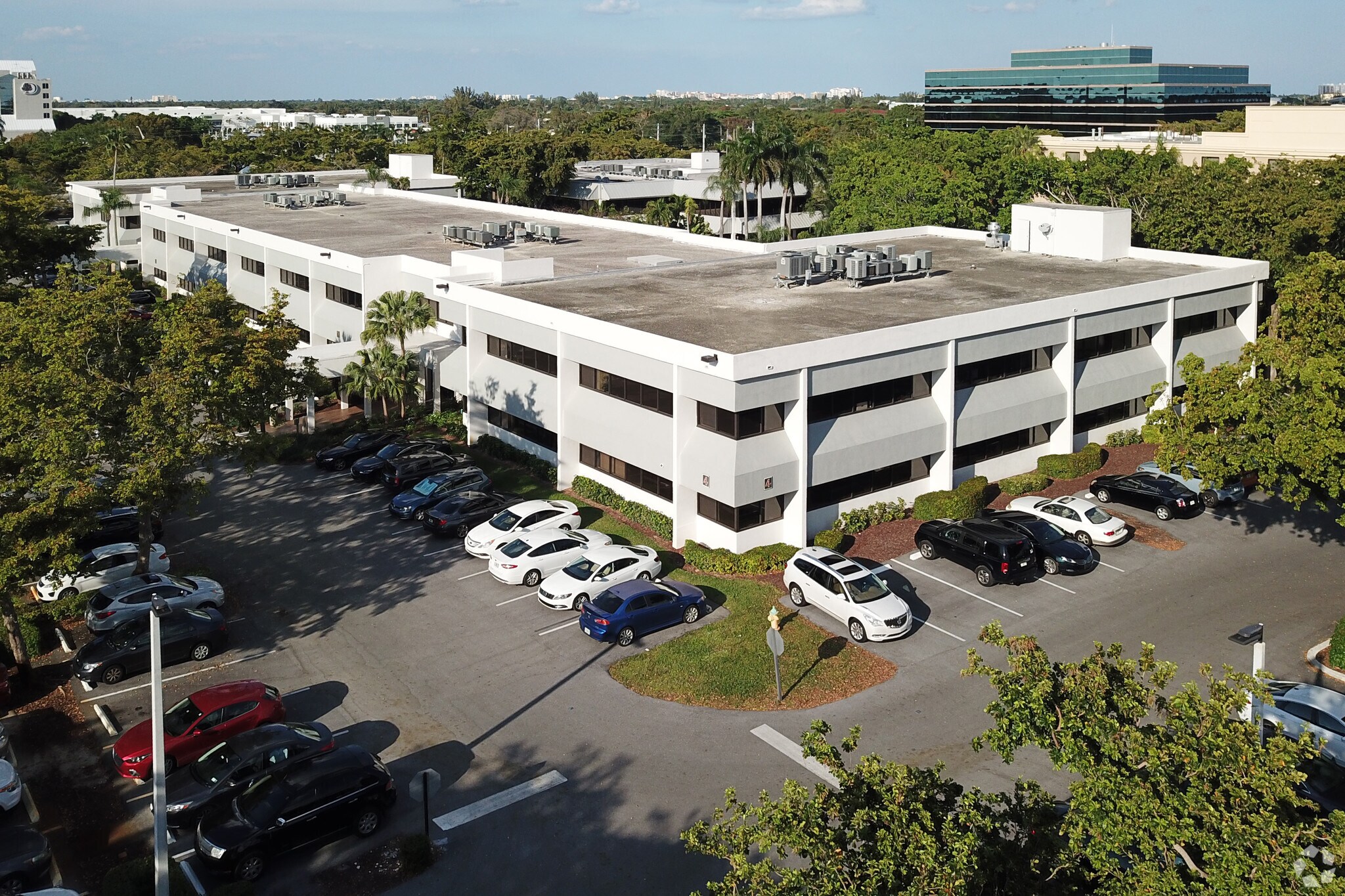 700 W Hillsboro Blvd, Deerfield Beach, FL à louer Photo principale– Image 1 sur 15