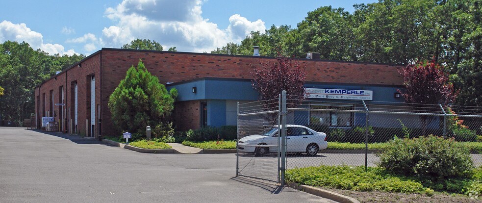 142 Peconic Ave, Medford, NY à louer - Photo de l’immeuble – Image 2 sur 2