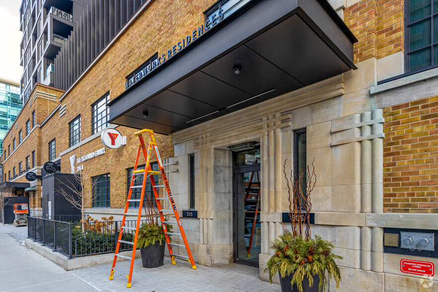 505 Richmond St W, Toronto, ON à louer - Photo de l’immeuble – Image 2 sur 7