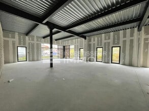 Local commercial dans Servon à louer Photo de l’immeuble– Image 1 sur 4