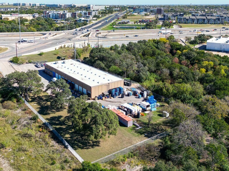 505 Yager Ln W, Austin, TX à louer - Photo principale – Image 1 sur 13