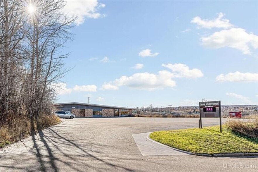 1009 W Ridge St, Marquette, MI à vendre - Photo de l’immeuble – Image 2 sur 9