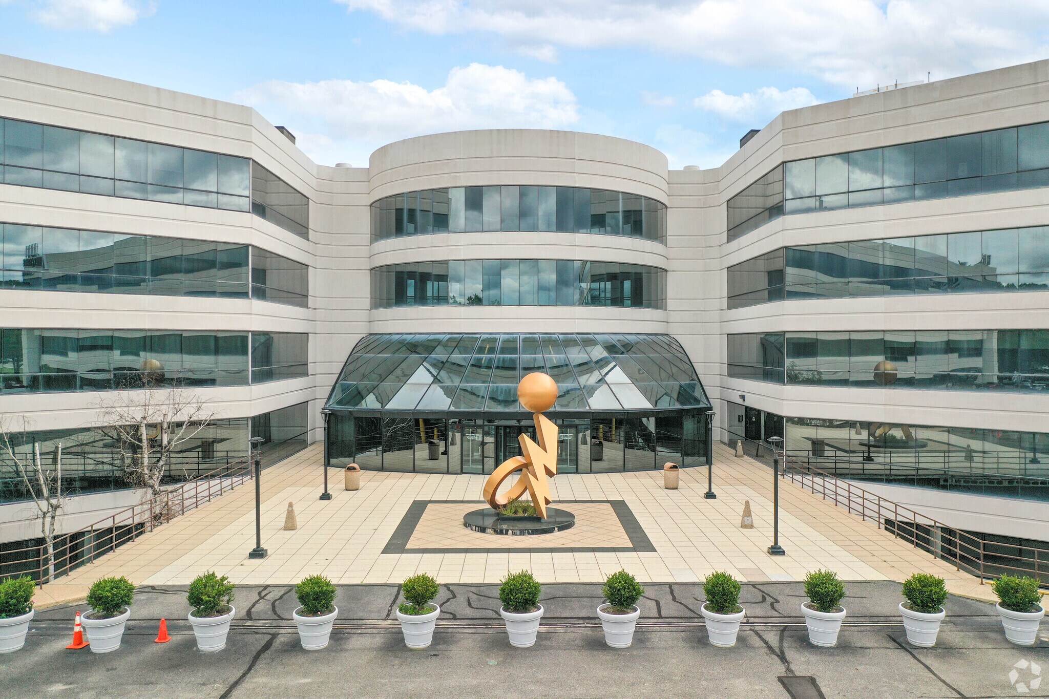 1400 Old Country Rd, Westbury, NY à louer Photo principale– Image 1 sur 18