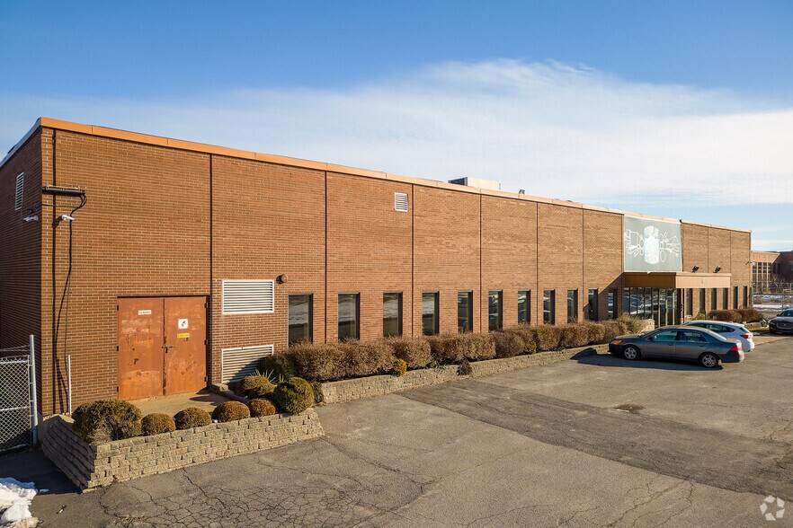 3435 Boul Pitfield, Montréal, QC à louer - Photo de l’immeuble – Image 3 sur 5