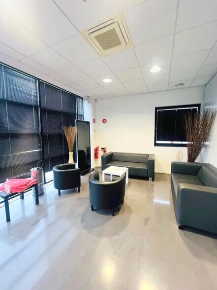 Local d'activités dans Élancourt à vendre - Photo intérieure – Image 3 sur 8