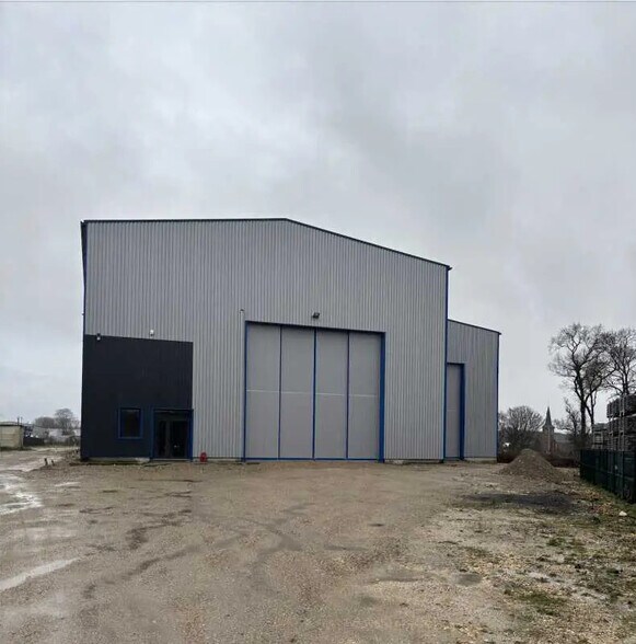 Local d’activités dans Tancarville à louer - Photo de l’immeuble – Image 1 sur 5