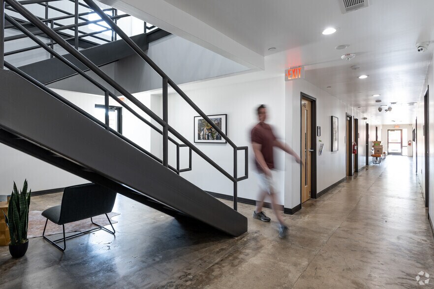 2910 S Beckley Ave, Dallas, TX à louer - Photo de l’immeuble – Image 3 sur 45