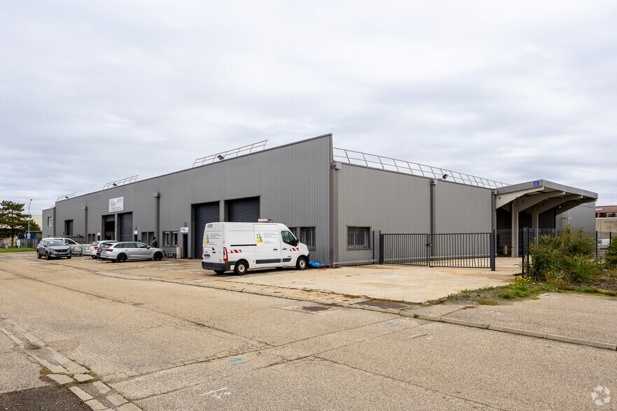 9 Avenue Du Maréchal De Lattre De Tassigny, Meyzieu à vendre - Photo de l’immeuble – Image 2 sur 3