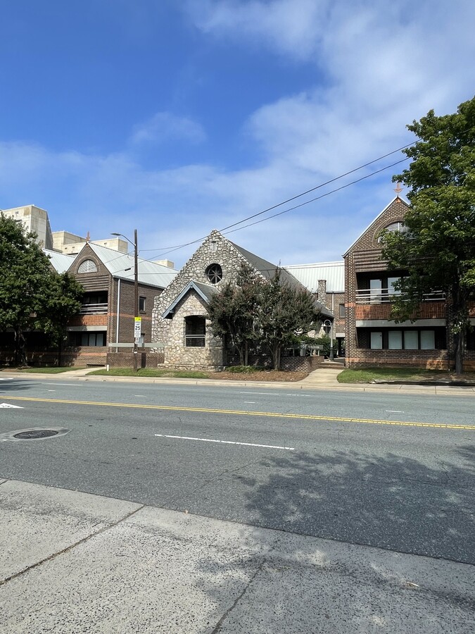 101 N McDowell St, Charlotte, NC 28204 - Lot 112 -  - Photo intérieure - Image 1 of 8