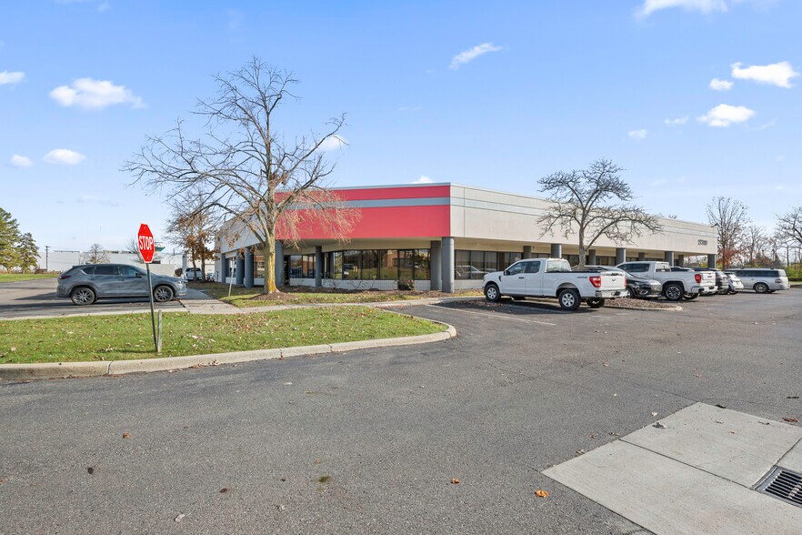 27200 Haggerty Rd, Farmington Hills, MI à louer - Photo de l’immeuble – Image 2 sur 13