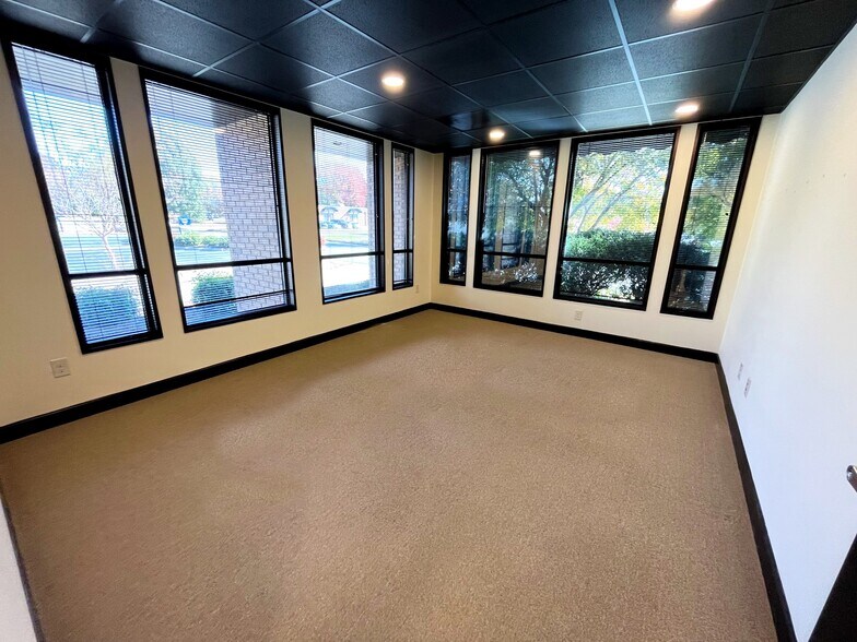 160 Charlois Blvd, Winston-Salem, NC à vendre - Photo de l’immeuble – Image 2 sur 12