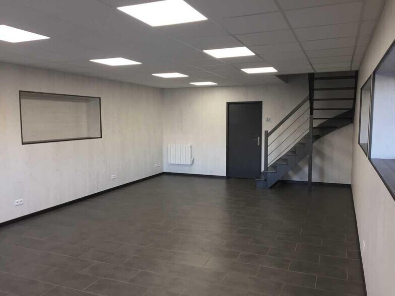 Bureau dans Sars-et-Rosières à louer - Photo de l’immeuble – Image 2 sur 4