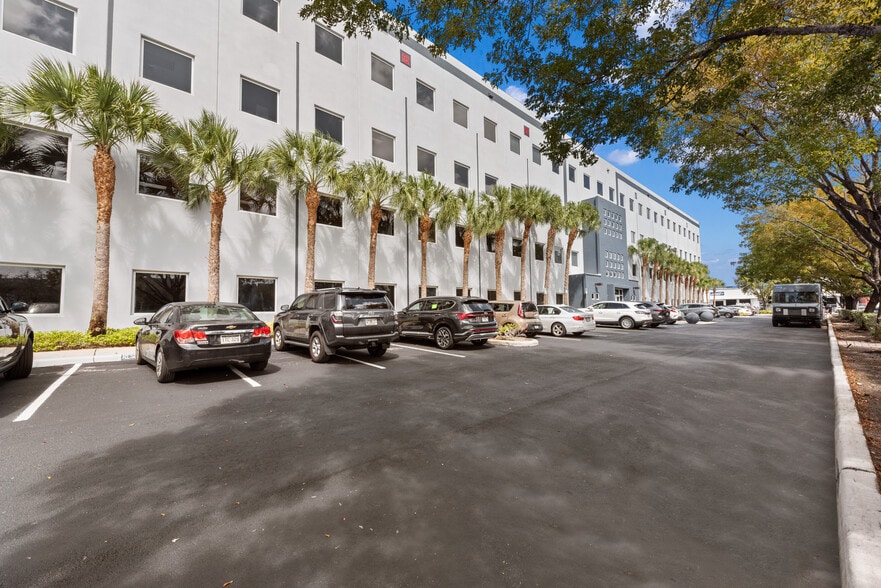 7791 NW 46th St, Doral, FL à louer - Photo de l’immeuble – Image 3 sur 7