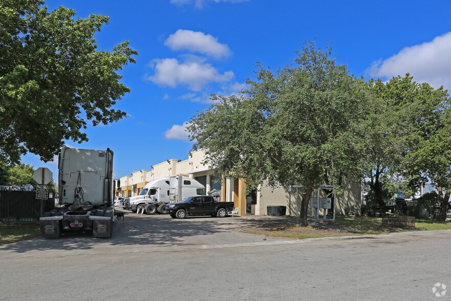 12320 NW 106th Ct, Medley, FL à vendre - Photo principale – Image 1 sur 9