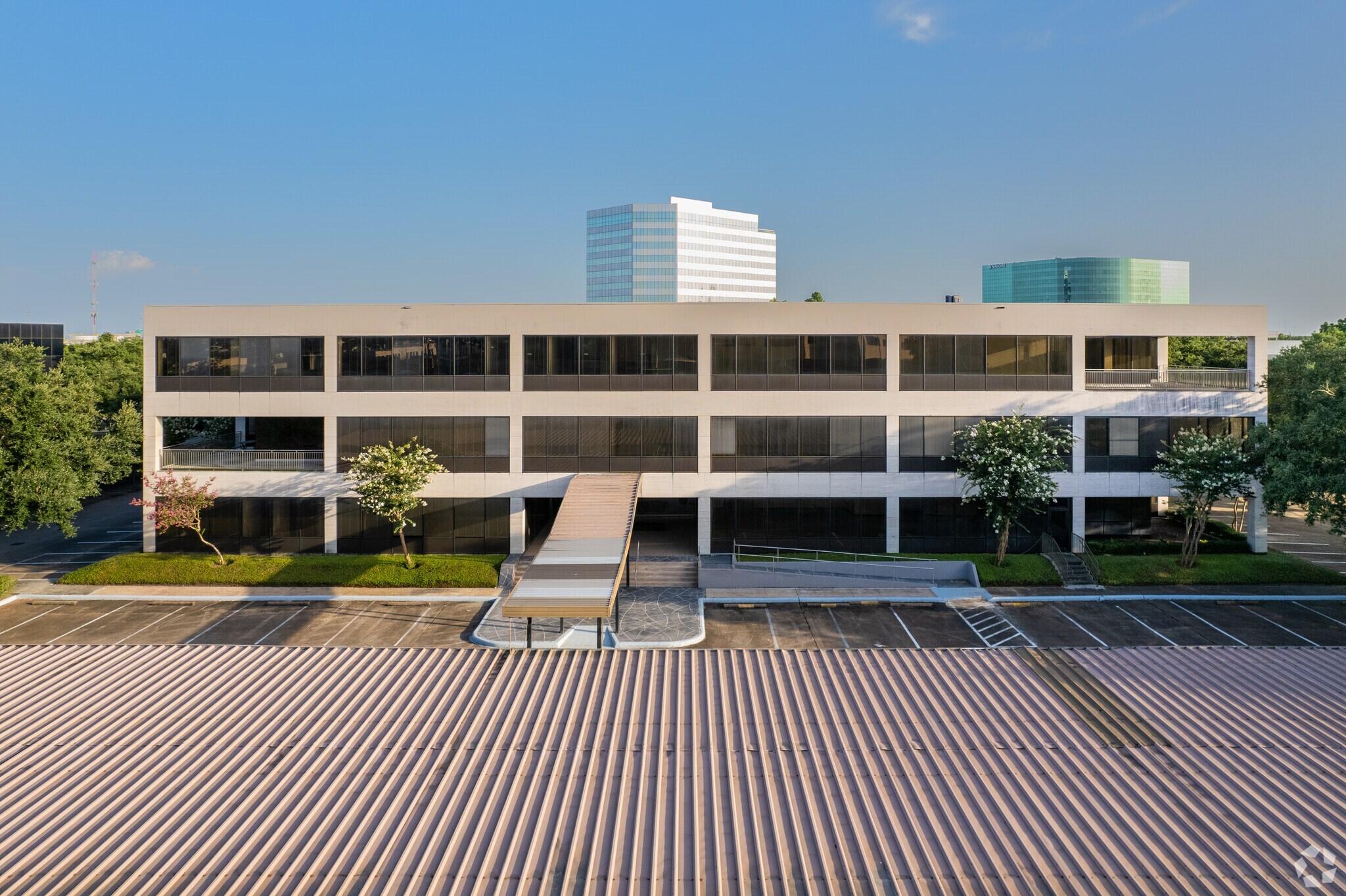 390 Glenborough Dr, Houston, TX à louer Photo de l’immeuble– Image 1 sur 4