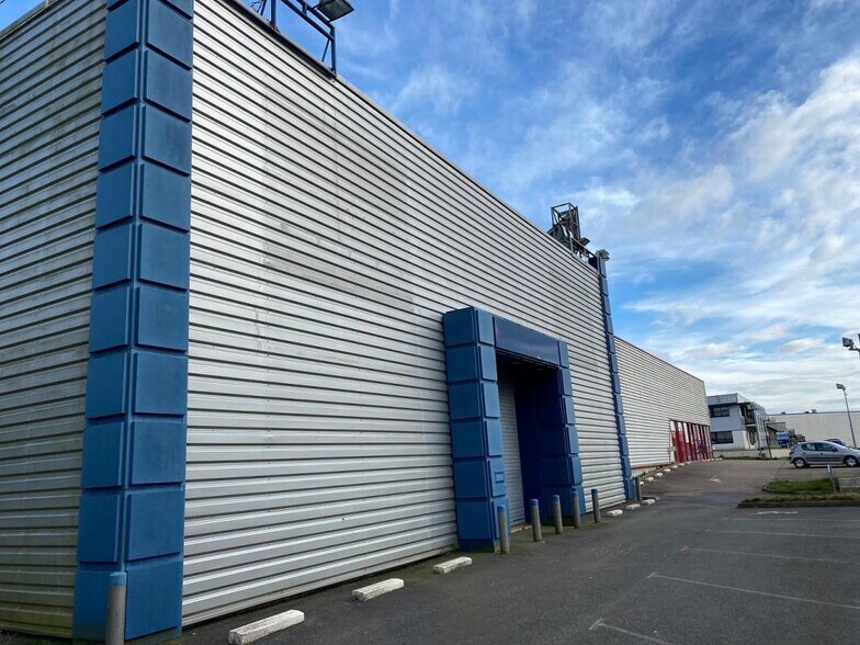 Local commercial dans Saint-Martin-des-Champs à louer - Photo de l’immeuble – Image 1 sur 2