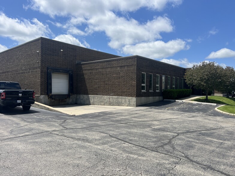 1371-1375 Wilhelm Rd, Mundelein, IL à louer - Photo de l’immeuble – Image 2 sur 40