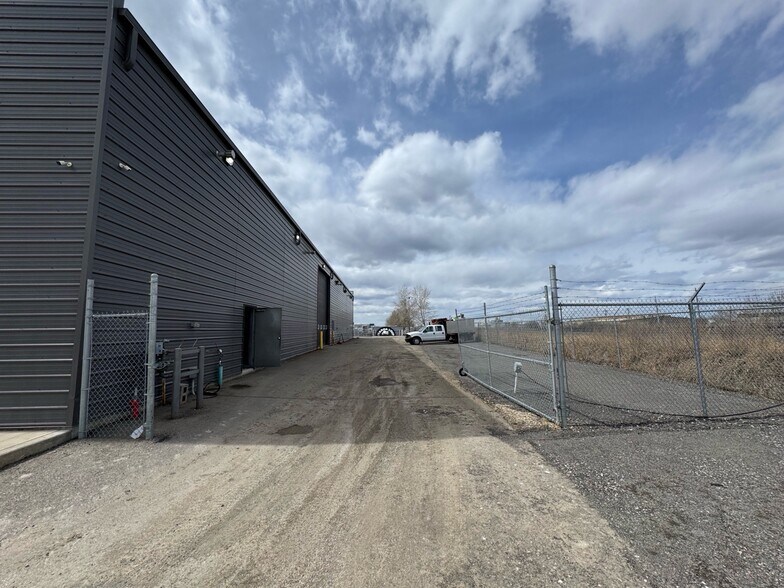 4940 102 Av SE, Calgary, AB à louer - Photo de l’immeuble – Image 3 sur 5