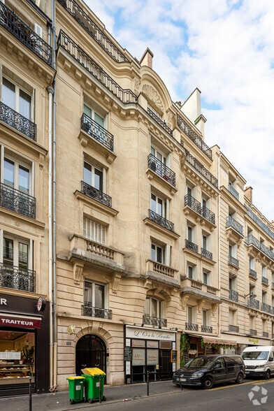 33 Rue De Ponthieu, Paris à louer - Photo de l’immeuble – Image 2 sur 2