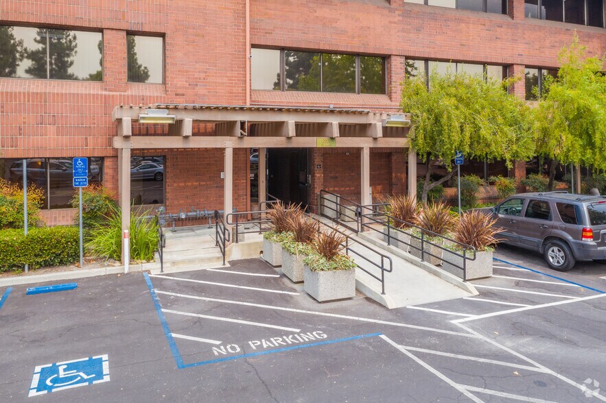2021 The Alameda, San Jose, CA à vendre - Photo de l’immeuble – Image 3 sur 10