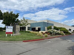 2650-2656 Napa Valley Corporate Dr, Napa, CA à louer Photo de l’immeuble– Image 1 sur 14