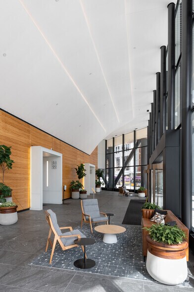 999 3rd Ave, Seattle, WA à louer - Hall d’entrée – Image 2 sur 3