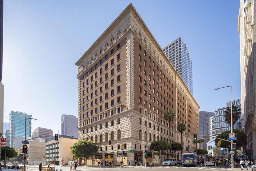 818 W 7th St, Los Angeles, CA à louer - Photo de l’immeuble – Image 2 sur 16