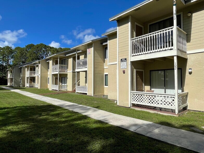300 Mercury Ave SE, Palm Bay, FL à vendre - Photo de l’immeuble – Image 3 sur 11